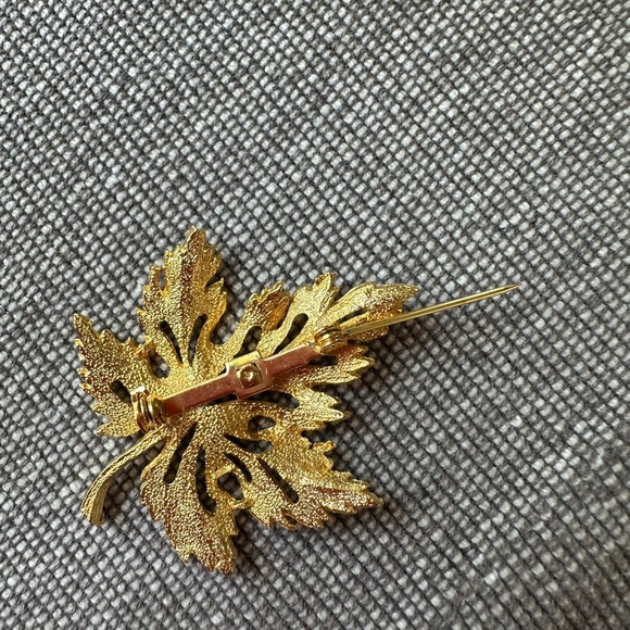 Vintage Gold Leaf Brooch - Picture 9 of 15